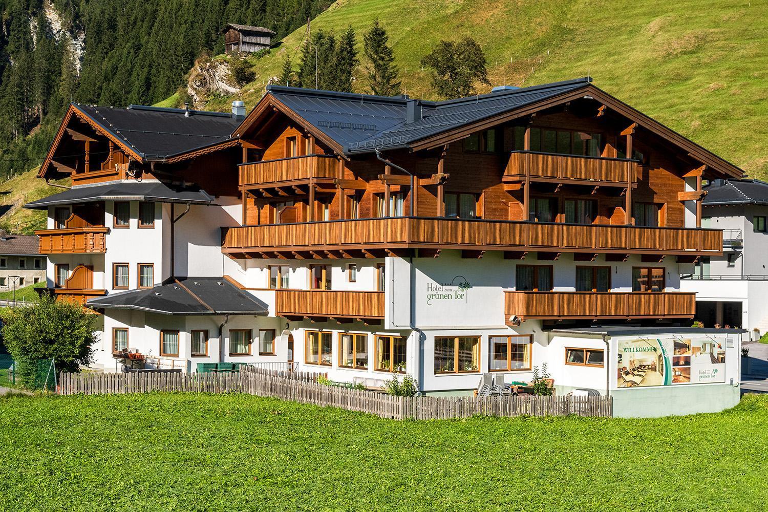Hotel Zum Gruenen Tor ทักซ์ ภายนอก รูปภาพ