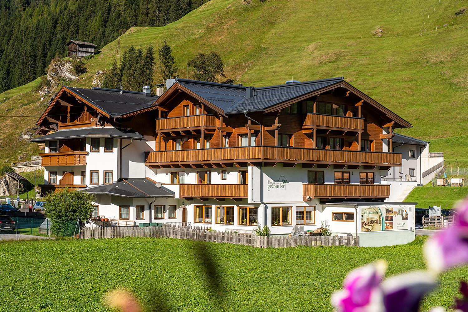 Hotel Zum Gruenen Tor ทักซ์ ภายนอก รูปภาพ