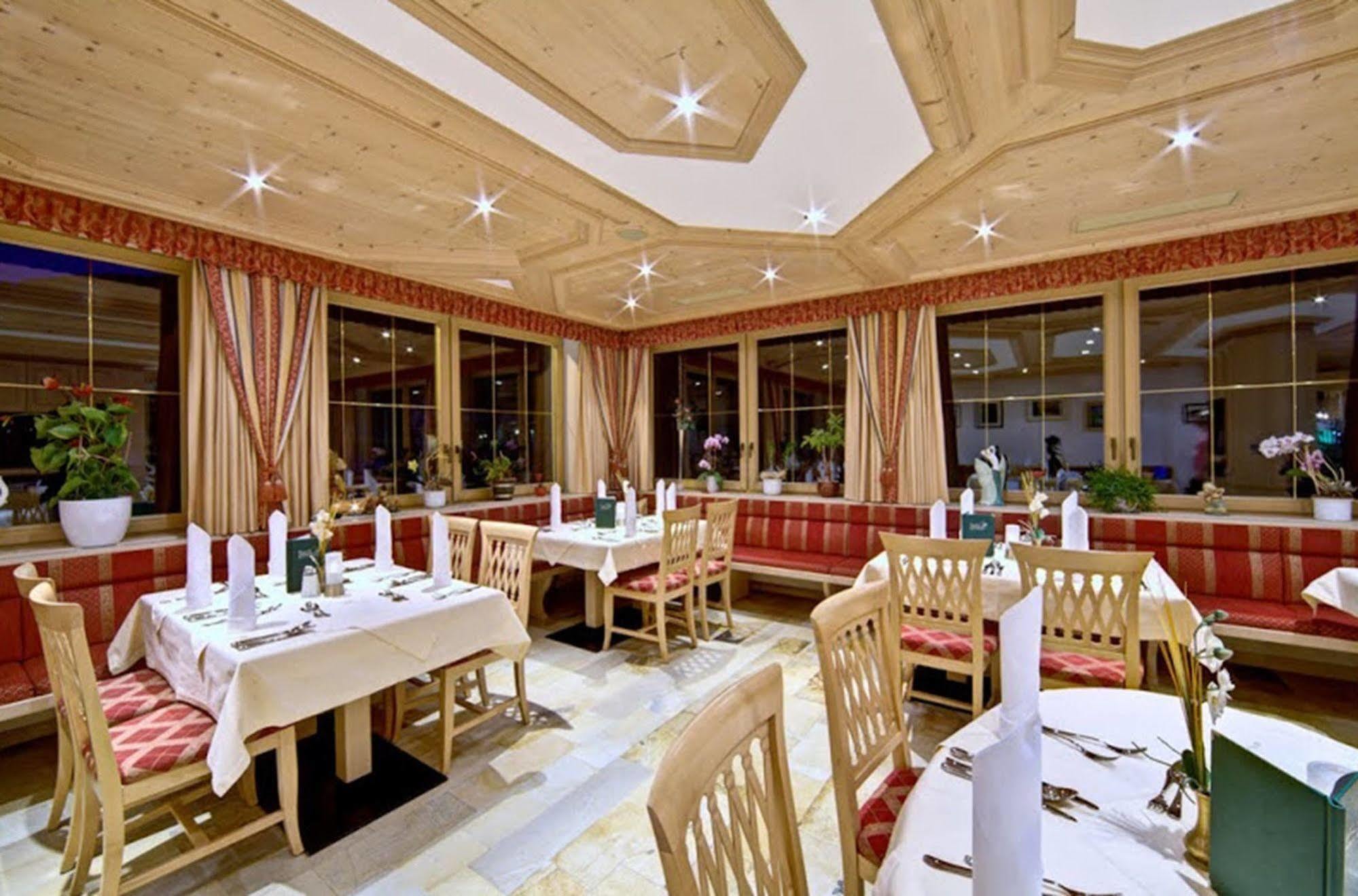 Hotel Zum Gruenen Tor ทักซ์ ภายนอก รูปภาพ