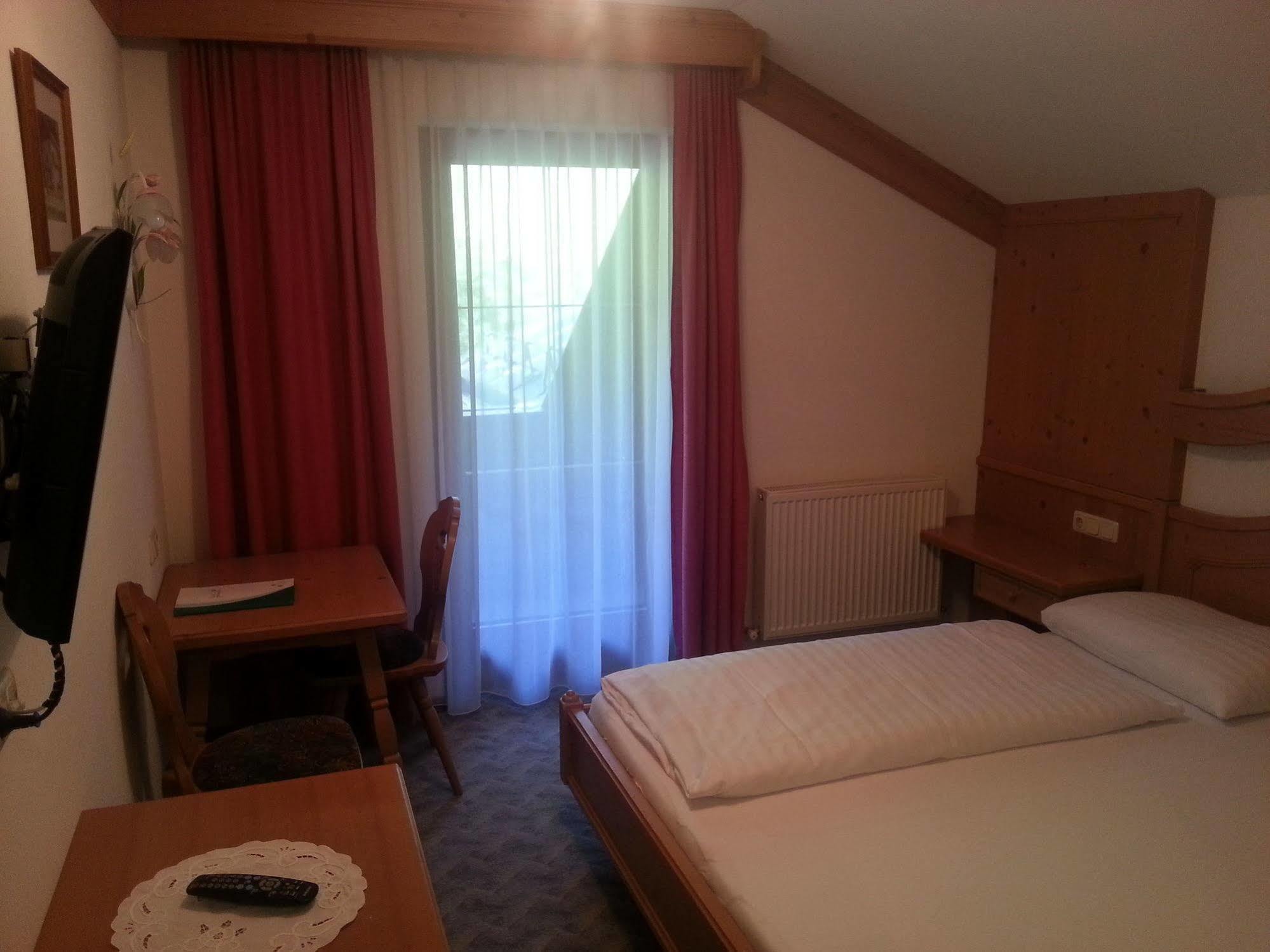 Hotel Zum Gruenen Tor ทักซ์ ภายนอก รูปภาพ