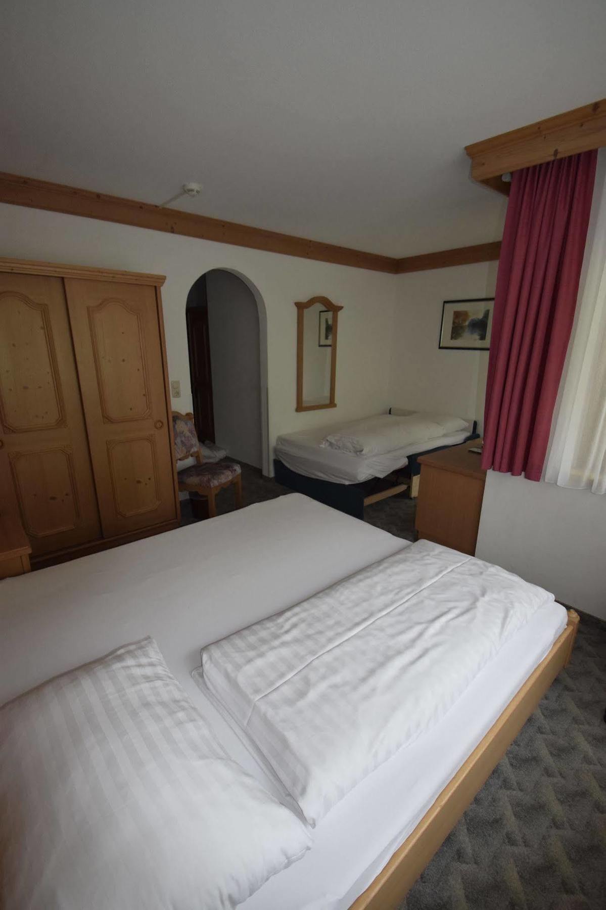 Hotel Zum Gruenen Tor ทักซ์ ภายนอก รูปภาพ