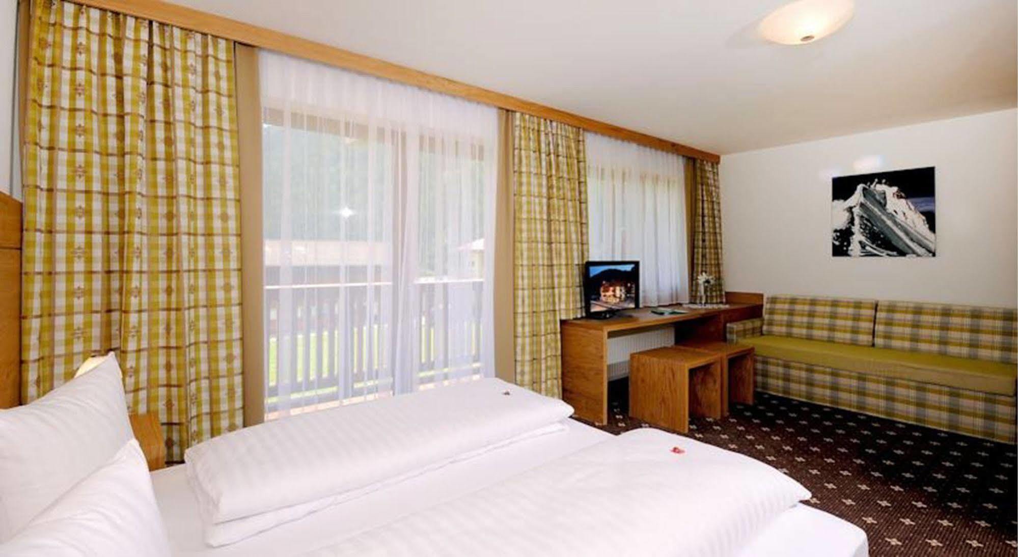 Hotel Zum Gruenen Tor ทักซ์ ภายนอก รูปภาพ