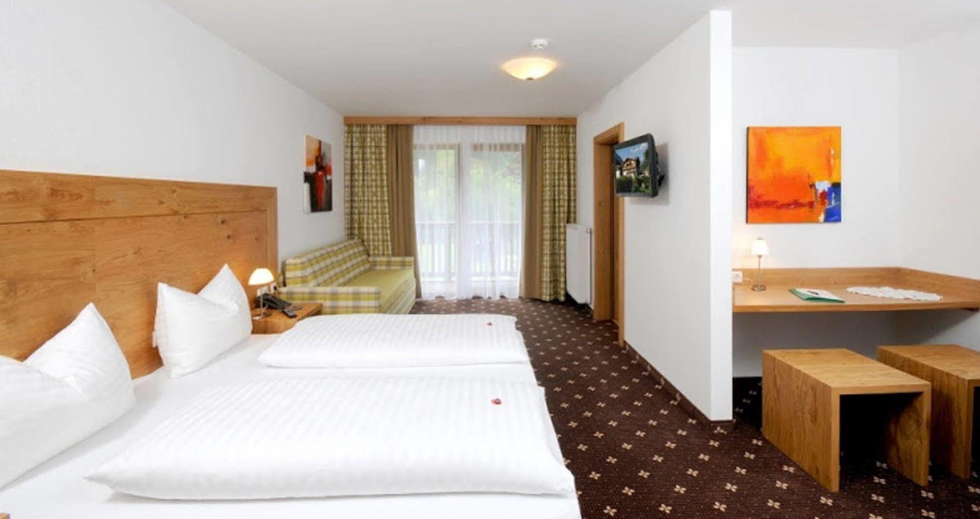 Hotel Zum Gruenen Tor ทักซ์ ภายนอก รูปภาพ